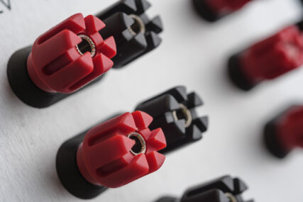 Close-up photo of red and black cable terminal connectors.